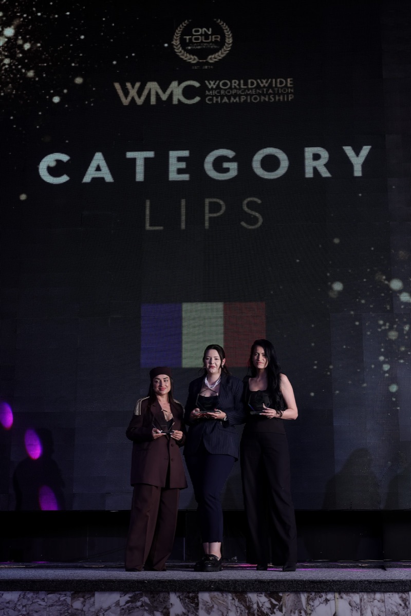 Trei câștigătoare pe scenă, în fața ecranului cu tricolorul și categoria Lips