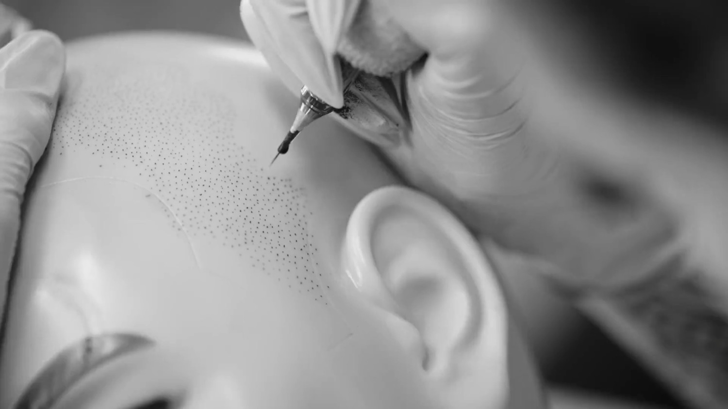 Artist lucrând sprâncenele unui model, la campionat