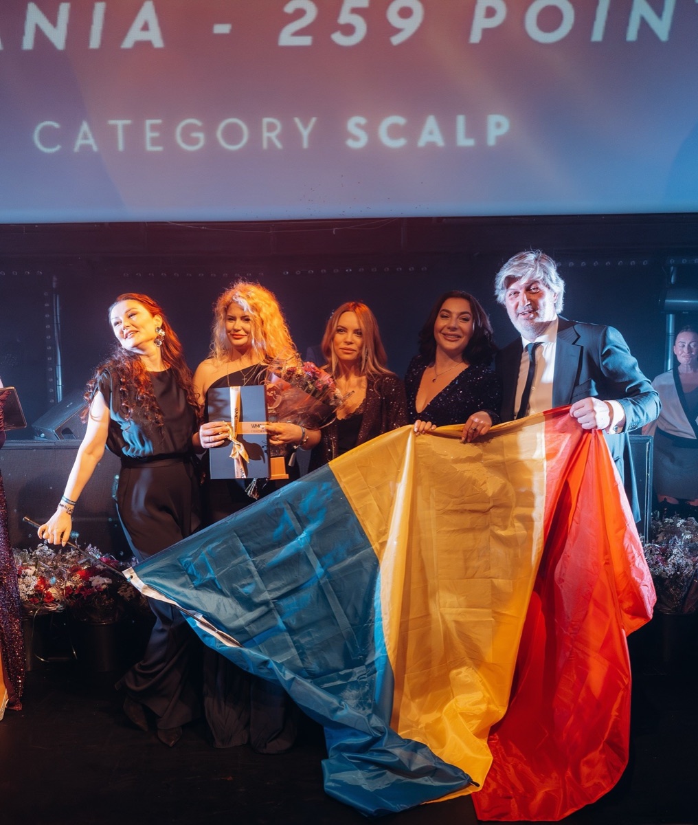 Cinci persoane pe scena de premiere din Rotterdam țin desfășurat un drapel mare al României; pe ecran scrie România, 259 de puncte, categoria Scalp