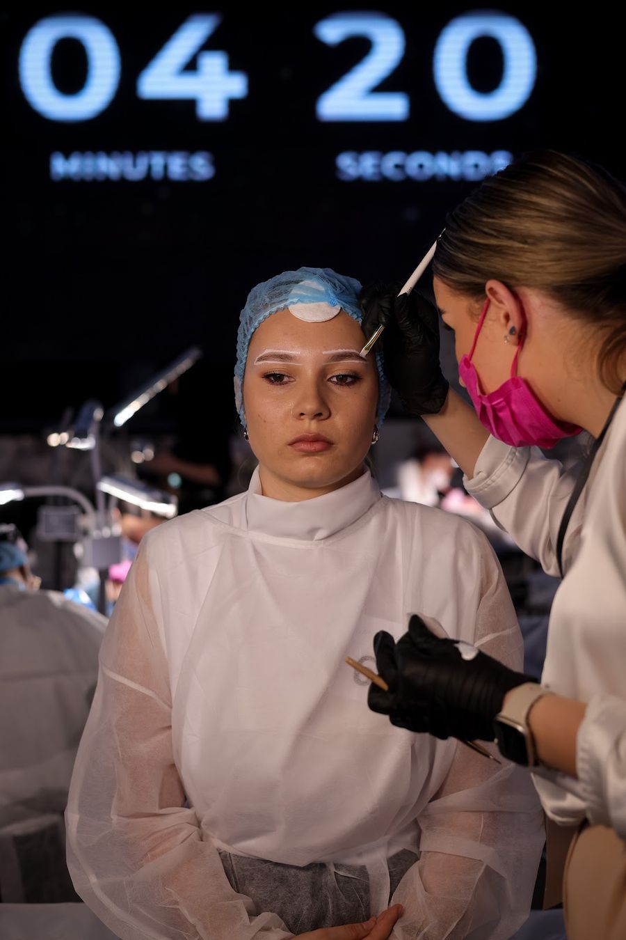Concurentă lucrând pe un model, cu cronometrul de patru minute și douăzeci de secunde pe ecran